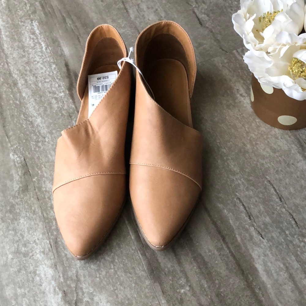 NWT Universal Thread Flats